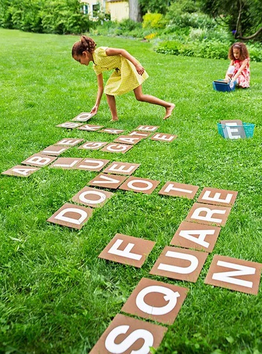 بازی املا کلمات در حیاط خلوت
