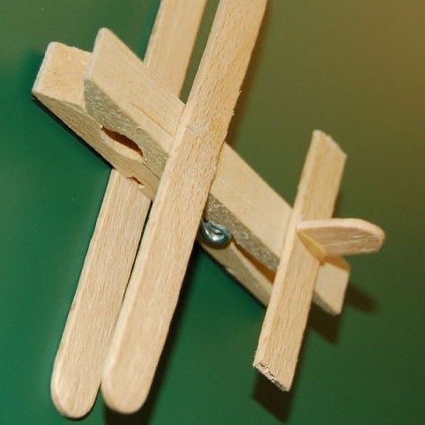 کاردستی هواپیما با گیره چوبی