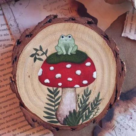 نقاشی قارچ و قورباغه روی چوب