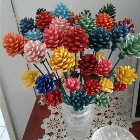 گلدان با میوه های کاج رنگی
