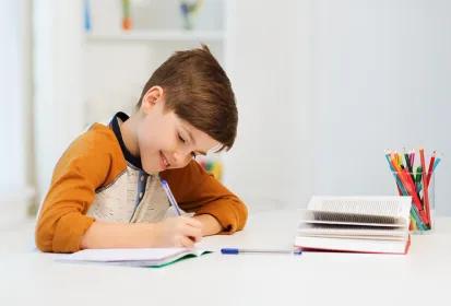 چگونه کودکان را به نوشتن تکالیف و مشق تشویق کنیم؟