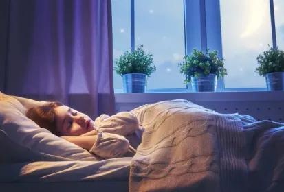 چگونه کودک را عادت دهیم خودش بخوابد؟