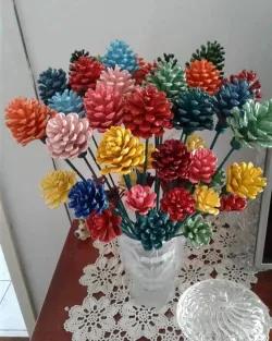 گلدان با میوه های کاج رنگی
