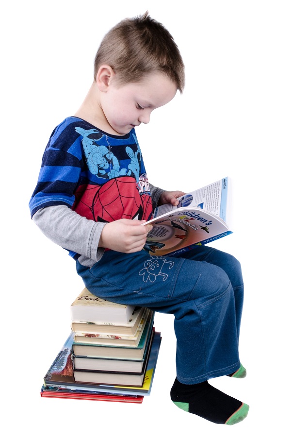 کودک در حال کتاب خواندن